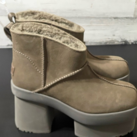 UGG women’s New Heights Platform Mini Boot Hickory-Size:9 - Picture 1 of 8